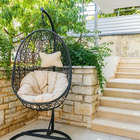 Tino With Free Parking