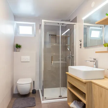 Tino With Free Parking