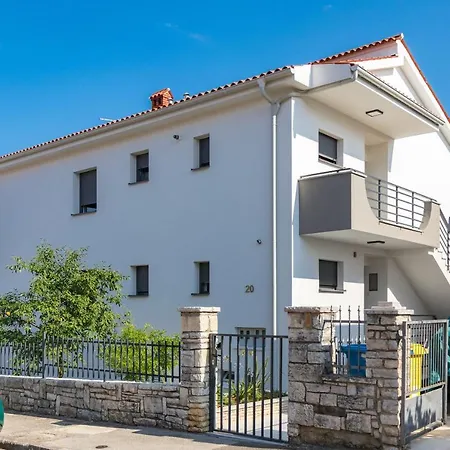 Tino With Free Parking Apartman *