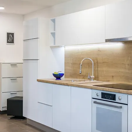 Tino With Free Parking Apartman