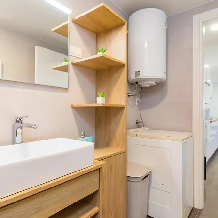 Tino With Free Parking