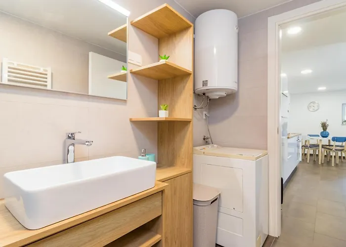 Tino With Free Parking