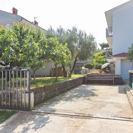 Tino With Free Parking *