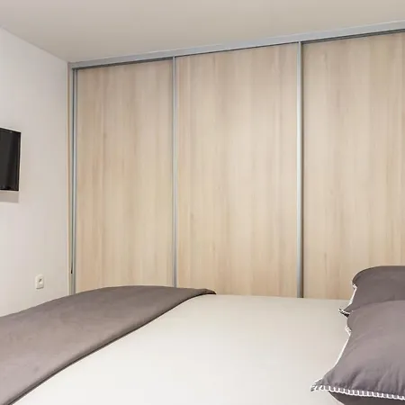 Tino With Free Parking