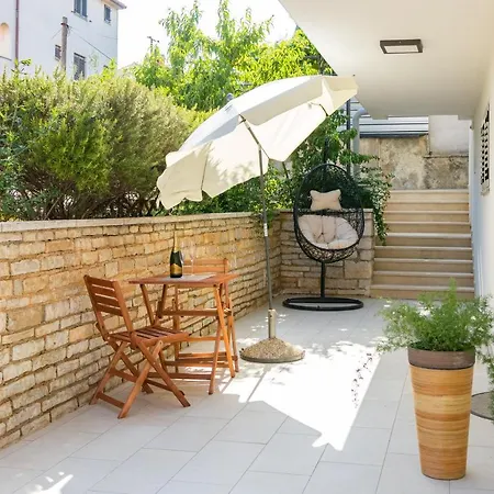 Tino With Free Parking شقة بولا