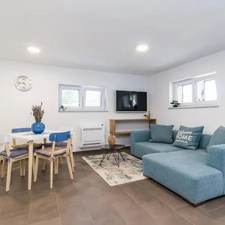 Tino With Free Parking Daire *