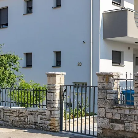 Apartment Tino With Free Parking Pula