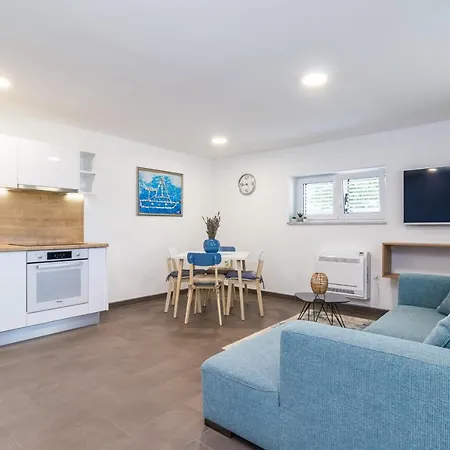 Tino With Free Parking Daire