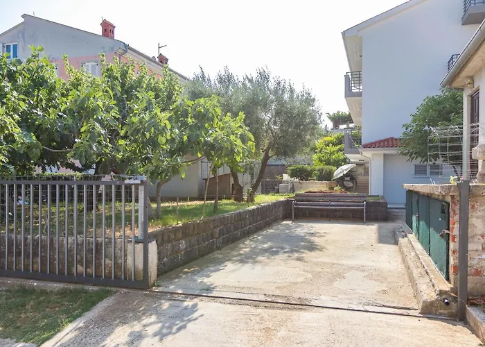 Tino With Free Parking *