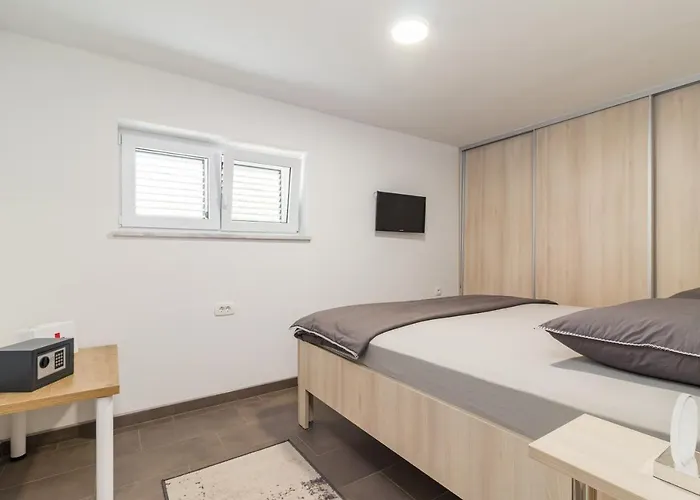 Апартаменти Tino With Free Parking Пула