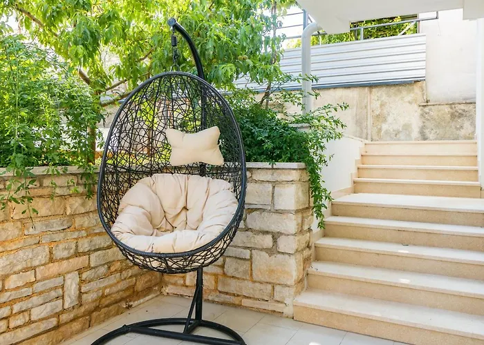 Tino With Free Parking