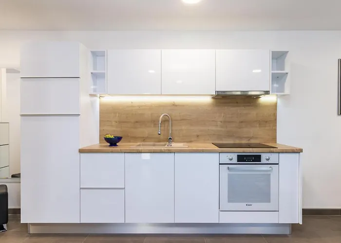 Апартаменти Tino With Free Parking Пула