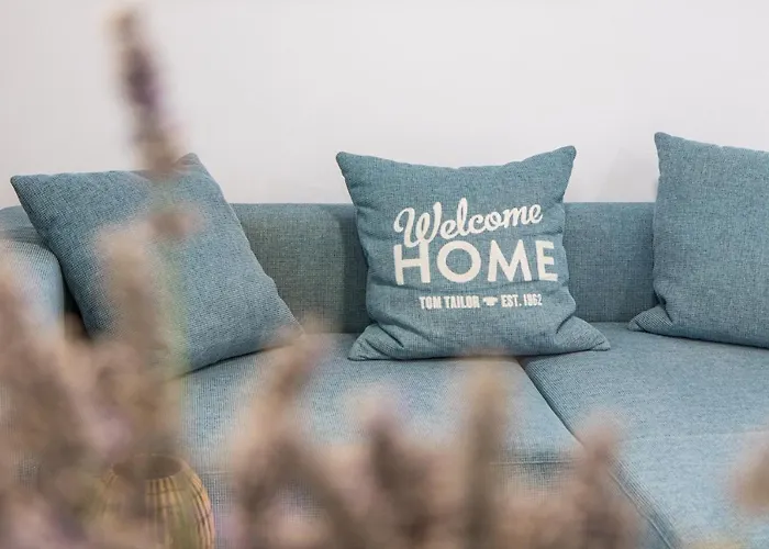 Tino With Free Parking Апартаменти *