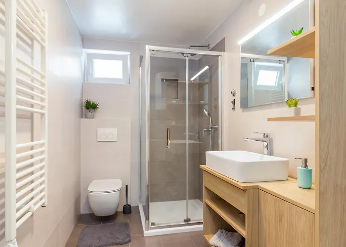 Tino With Free Parking