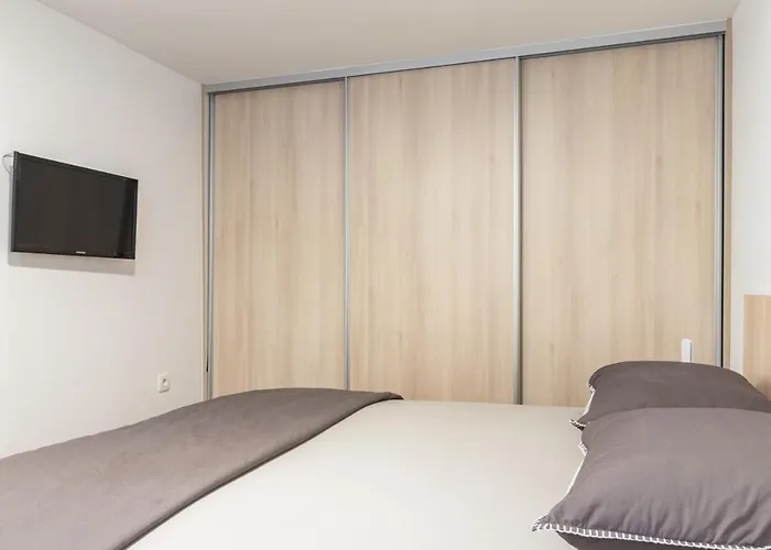 Tino With Free Parking