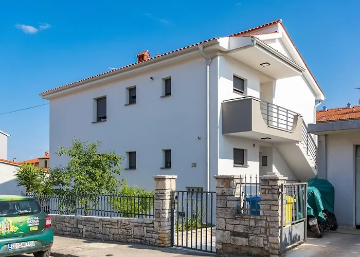 Tino With Free Parking Апартаменти *