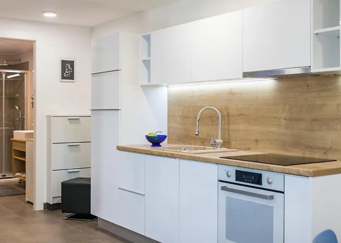 Tino With Free Parking Апартаменти