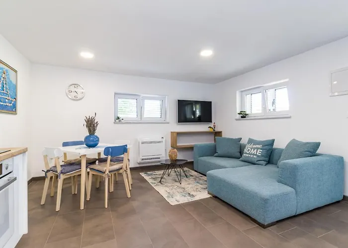 Tino With Free Parking Апартаменти *