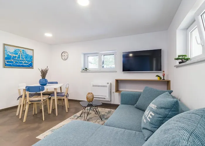 Апартаменти Tino With Free Parking Пула