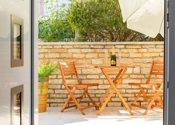 Tino With Free Parking Апартаменти