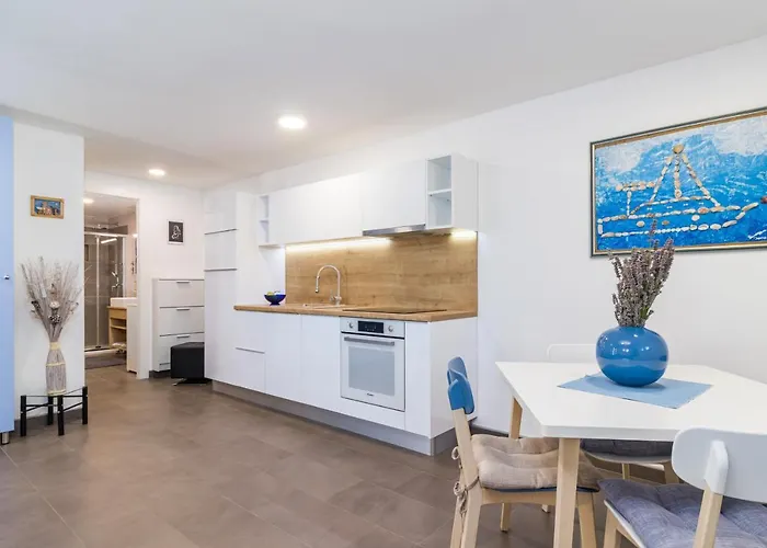 Апартаменти Tino With Free Parking