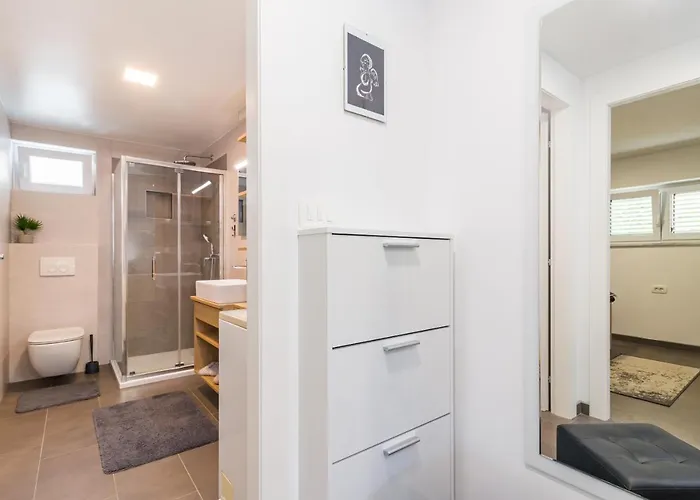 Апартаменти Tino With Free Parking *