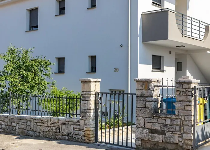 Апартаменти Tino With Free Parking Пула