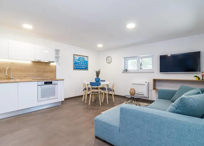 Tino With Free Parking Апартаменти